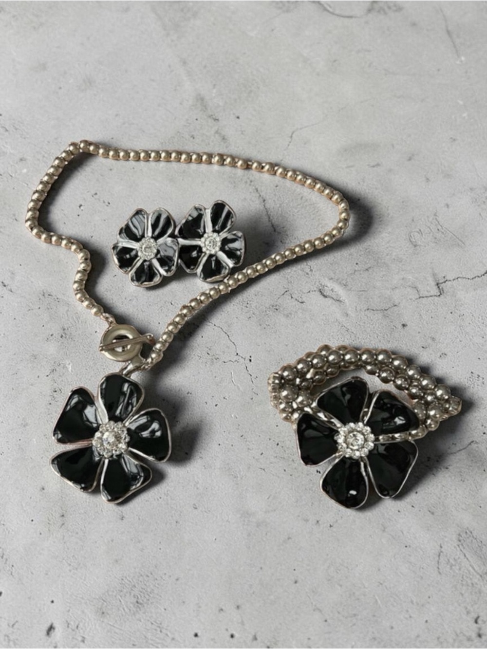 Elegant Floral 3 Piece Jewelry Set in Black and Silver